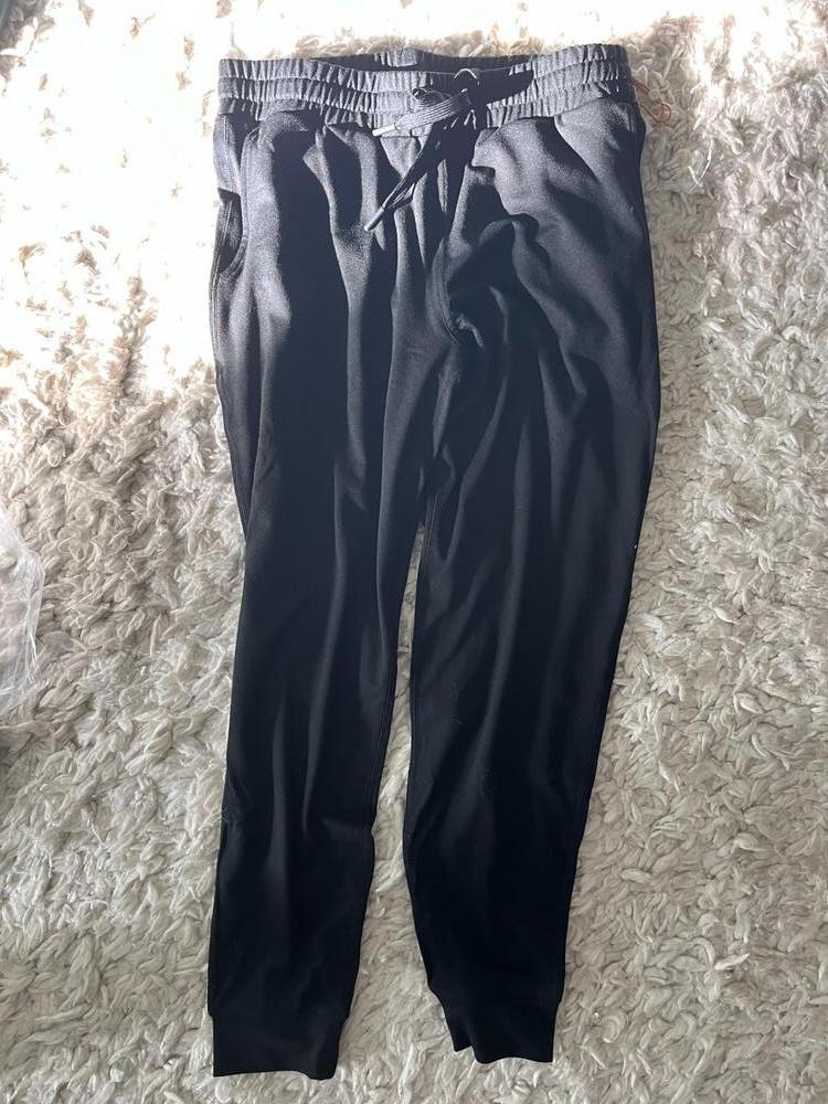 Customer image of Flowknit Mid-Rise Jogger